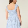 Schulterfreies Minikleid mit asymmetrischem Saum Schulterfreies Minikleid mit asymmetrischem Saum