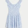 Schulterfreies Minikleid mit asymmetrischem Saum Schulterfreies Minikleid mit asymmetrischem Saum