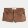 Shorts aus Kunstwildleder mit niedriger Leibhöhe Shorts aus Kunstwildleder mit niedriger Leibhöhe