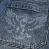 Skater-Baggy-Jeans in mittlerer Waschung mit Adler-Grafik