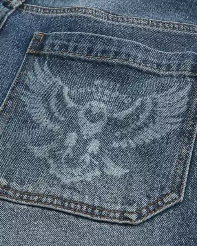 Skater-Baggy-Jeans in mittlerer Waschung mit Adler-Grafik