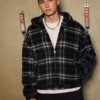 Skaterjacke mit Kapuze aus kariertem Flanell Skaterjacke mit Kapuze aus kariertem Flanell