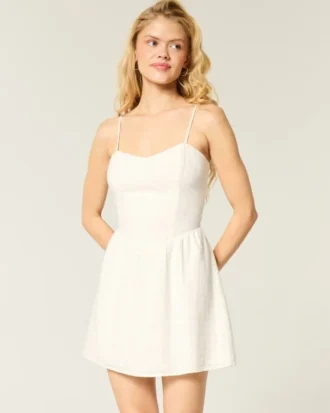 Skort-Kleid mit offenem Rücken und Kreuzmuster Skort-Kleid mit offenem Rücken und Kreuzmuster