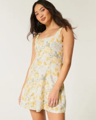 Strukturiertes Minikleid aus Leinenmischung Strukturiertes Minikleid aus Leinenmischung