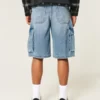 Superbaggy-Cargoshorts aus mittelblau gewaschenem Denim Superbaggy-Cargoshorts aus mittelblau gewaschenem Denim