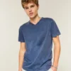 T-Shirt mit V-Ausschnitt T-Shirt mit V-Ausschnitt