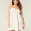Trägerloses, besticktes Babydoll-Kleid