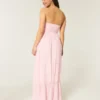Trägerloses Maxikleid im Häkelstil