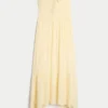 Trägerloses Maxikleid mit Smokarbeit