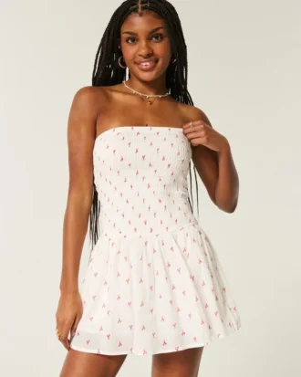 Trägerloses Minikleid mit gesmoktem Oberteil