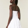Trägerloses Minikleid mit gesmoktem Oberteil Trägerloses Minikleid mit gesmoktem Oberteil