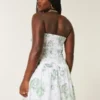 Trägerloses Minikleid mit gesmoktem Oberteil Trägerloses Minikleid mit gesmoktem Oberteil