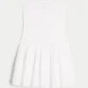 Trägerloses Minikleid mit gesmoktem Oberteil Trägerloses Minikleid mit gesmoktem Oberteil