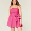 Trägerloses Minikleid mit Schleife Trägerloses Minikleid mit Schleife