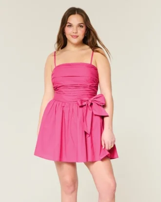 Trägerloses Minikleid mit Schleife