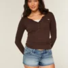 Ultra Low-Rise Mini-Shorts aus mittelblauem Denim mit Blumenstickerei Ultra Low-Rise Mini-Shorts aus mittelblauem Denim mit Blumenstickerei