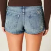 Ultra Low-Rise Mini-Shorts aus mittelblauem Denim mit Blumenstickerei Ultra Low-Rise Mini-Shorts aus mittelblauem Denim mit Blumenstickerei