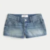 Ultra Low-Rise Mini-Shorts aus mittelblauem Denim mit Blumenstickerei Ultra Low-Rise Mini-Shorts aus mittelblauem Denim mit Blumenstickerei