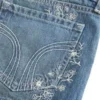 Ultra Low-Rise Mini-Shorts aus mittelblauem Denim mit Blumenstickerei Ultra Low-Rise Mini-Shorts aus mittelblauem Denim mit Blumenstickerei