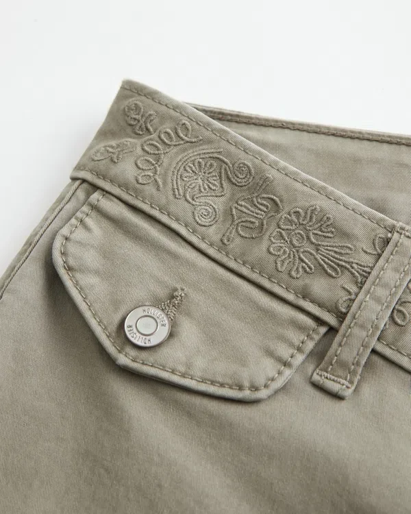 Ultra-niedrig geschnittene, bestickte Flare-Hose Ultra-niedrig geschnittene, bestickte Flare-Hose