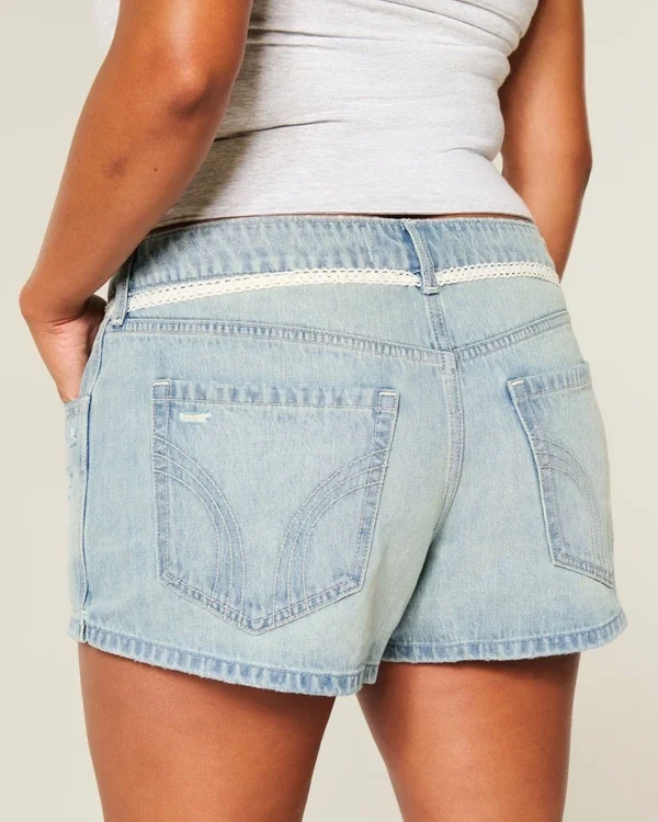 Ultra-niedrige Leibhöhe, hell gewaschene Denim-Mini-Shorts mit Spitzenband Ultra-niedrige Leibhöhe, hell gewaschene Denim-Mini-Shorts mit Spitzenband