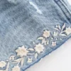Ultra-niedrige Mini-Shorts aus besticktem Denim Ultra-niedrige Mini-Shorts aus besticktem Denim