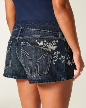 Ultra-niedrige Passform, dunkel gewaschene Denim-Minishorts mit Schmetterlingsstickerei