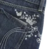 Ultra-niedrige Passform, dunkel gewaschene Denim-Minishorts mit Schmetterlingsstickerei Ultra-niedrige Passform, dunkel gewaschene Denim-Minishorts mit Schmetterlingsstickerei