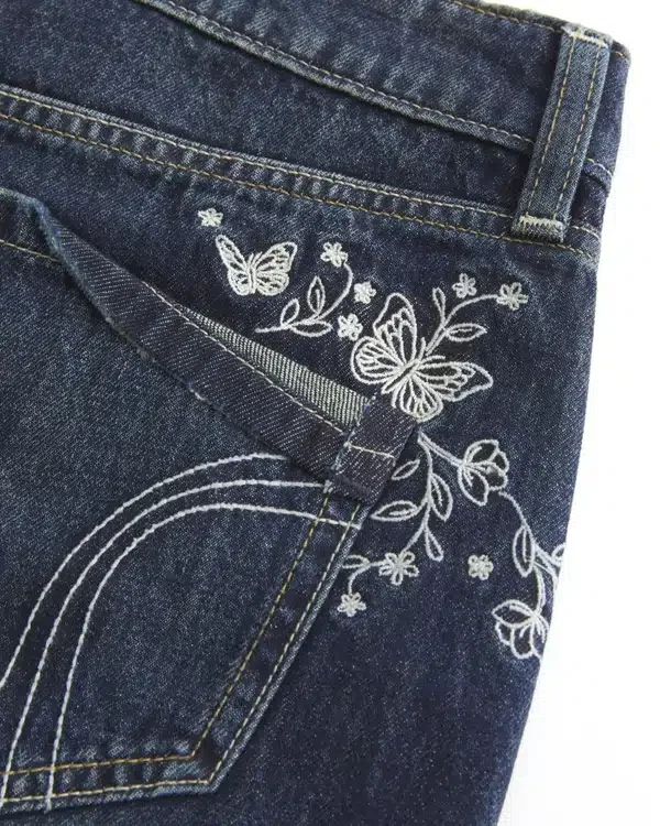 Ultra-niedrige Passform, dunkel gewaschene Denim-Minishorts mit Schmetterlingsstickerei Ultra-niedrige Passform, dunkel gewaschene Denim-Minishorts mit Schmetterlingsstickerei