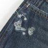 Ultra-niedrige Passform, dunkel gewaschene Denim-Minishorts mit Schmetterlingsstickerei Ultra-niedrige Passform, dunkel gewaschene Denim-Minishorts mit Schmetterlingsstickerei