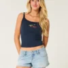 Ultra-niedrige, zerrissene Mini-Jeansshorts in mittlerer Waschung Ultra-niedrige, zerrissene Mini-Jeansshorts in mittlerer Waschung