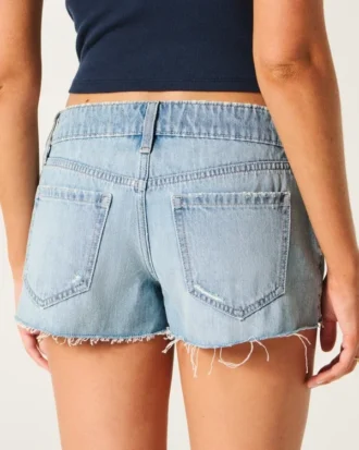 Ultra-niedrige, zerrissene Mini-Jeansshorts in mittlerer Waschung