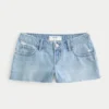 Ultra-niedrige, zerrissene Mini-Jeansshorts in mittlerer Waschung Ultra-niedrige, zerrissene Mini-Jeansshorts in mittlerer Waschung