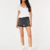 Ultrahoch geschnittene Mom-Shorts aus verblasstem schwarzem Denim