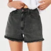 Ultrahoch geschnittene Mom-Shorts aus verblasstem schwarzem Denim