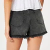 Ultrahoch geschnittene Mom-Shorts aus verblasstem schwarzem Denim