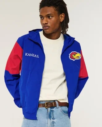 Windjacke mit Kapuze und Grafik der University of Kansas Jayhawks